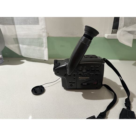 Panasonic PV-17 VHS-C Palmcorder Camcorder Video Camera UNTESTED SELLIING AS IS